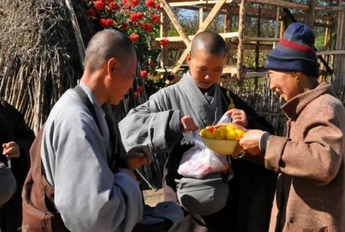 梦见寺院出家师父给我东西，梦到供养出家师父钱