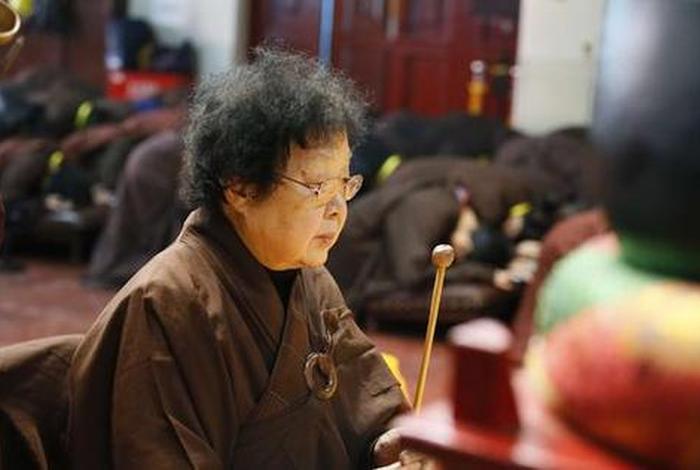 在家居士修行八法；在家居士在修行中的正确位置