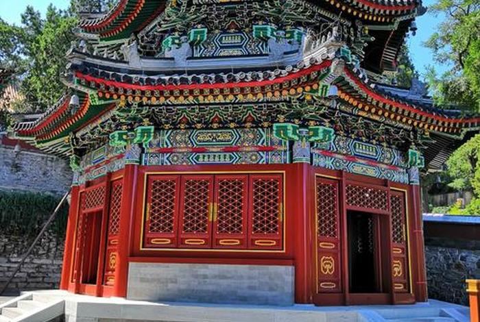 寺庙后殿；寺庙后面