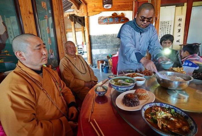 寺院吃斋饭视频 寺里吃斋饭要说什么