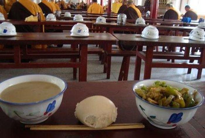 尼姑吃斋饭的前一句 - 尼姑庵吃素食是什么意思