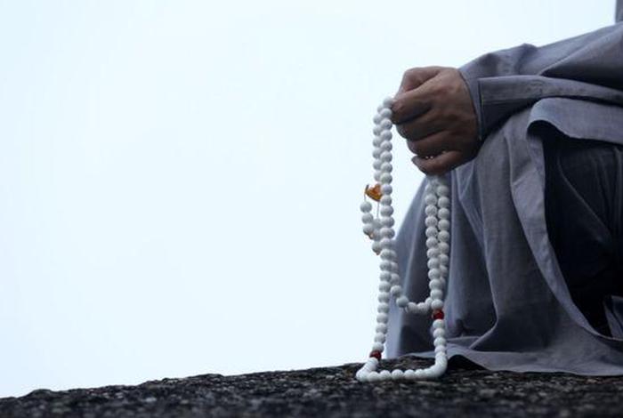 躺着可以听经吗佛教，躺着可以听佛号吗