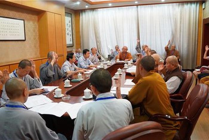 平湖法师讲佛教知识讲座；平湖佛教协会会长
