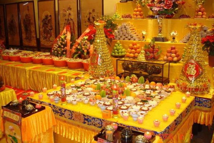 佛教供奉对象有哪些；佛教供品有哪些
