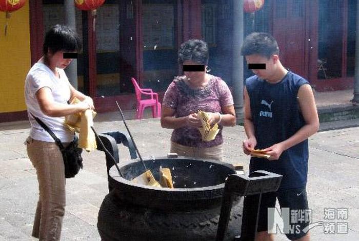 为什么要上香的原因 为什么要上香的时候要烧纸钱