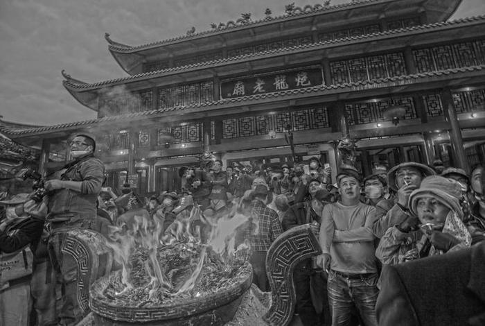 佛教的寺院，佛教的寺院放鞭炮
