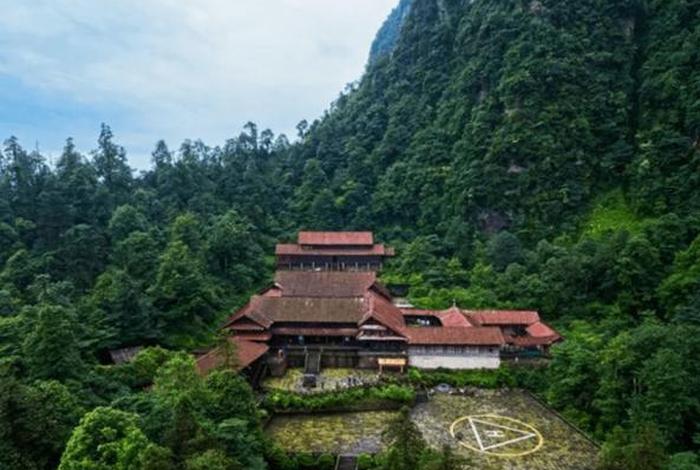 峨眉山仙峰寺地理位置、峨眉山住遇仙寺好还是仙峰寺