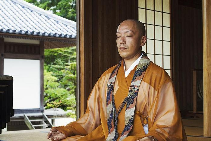 佛教的盘坐叫什么名称；佛教盘腿几种方法