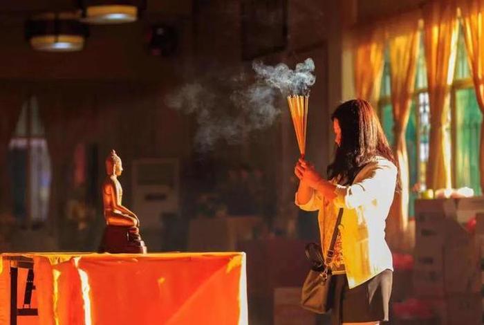 女生懂很多佛教知识好吗为什么（学佛法的女生）