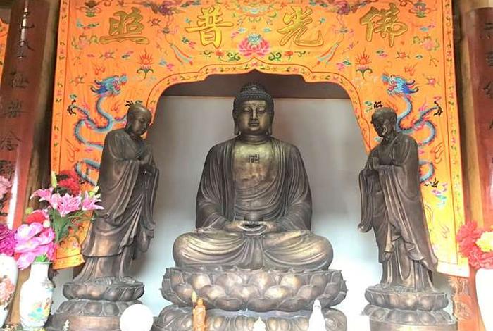 寺院大殿供奉的佛像；寺院大殿供奉的佛像是什么