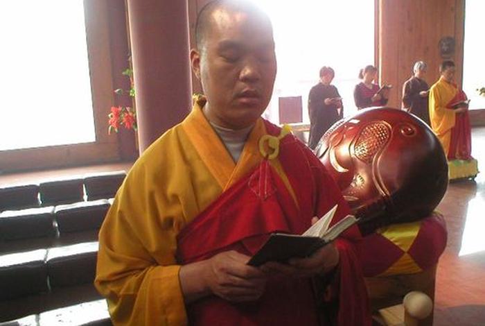 梦见寺院出家师父给我东西，梦到供养出家师父钱