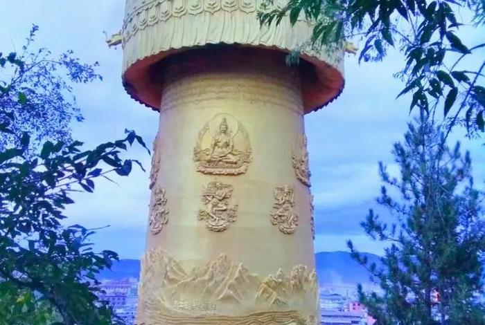 香格里拉一词是从藏传佛经中哪个词语演变来的？；香格里拉在藏语中中意为