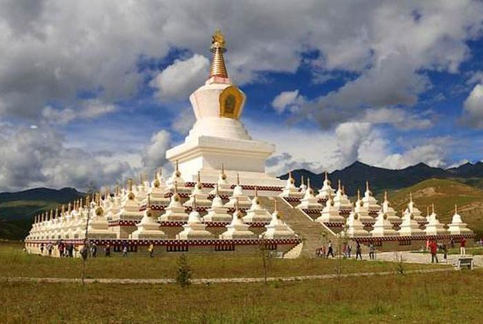 藏传佛教寺庙建筑描述，藏传佛教寺庙建筑描述正确的是