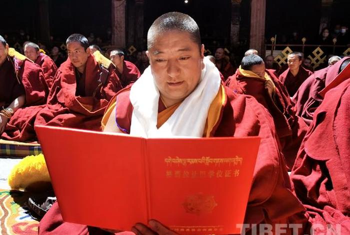 藏传佛教格鲁派讲法视频；藏传佛教格鲁派是什么意思