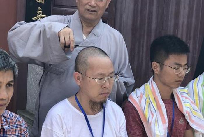 梦见寺院出家师父给我东西，梦到供养出家师父钱