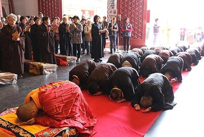 佛教跪拜叫什么 佛教跪拜叫什么菩萨