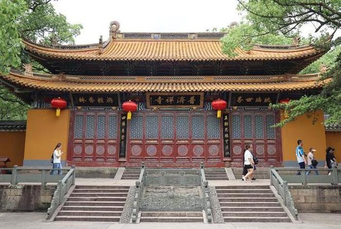 普陀山佛教寺院；普陀山上的寺院