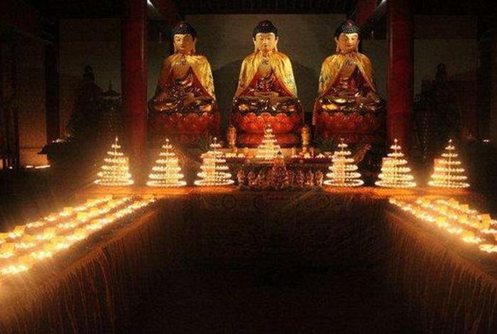 藏传佛教供灯还是上香 藏传佛教供灯图片