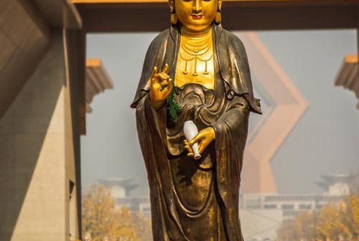 佛教寺庙进门第一座佛像是什么，寺庙 进门