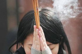 佛教敬香礼仪，佛教敬香标准姿势图