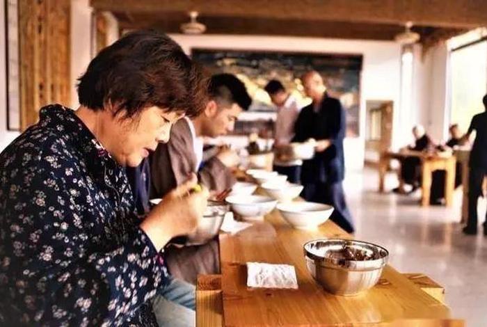 居士吃饭前如何供养；在家居士饭前供养文