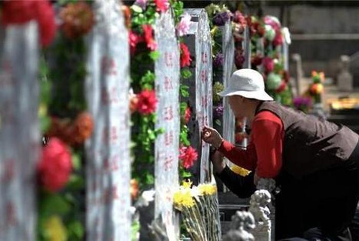 学佛人上坟去的时候可以跪拜吗？、佛教上坟念什么好