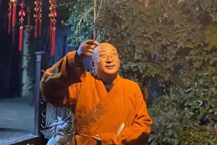 李杲老师念佛1000次（李杲老师公益讲座全集视频南无阿弥陀佛）
