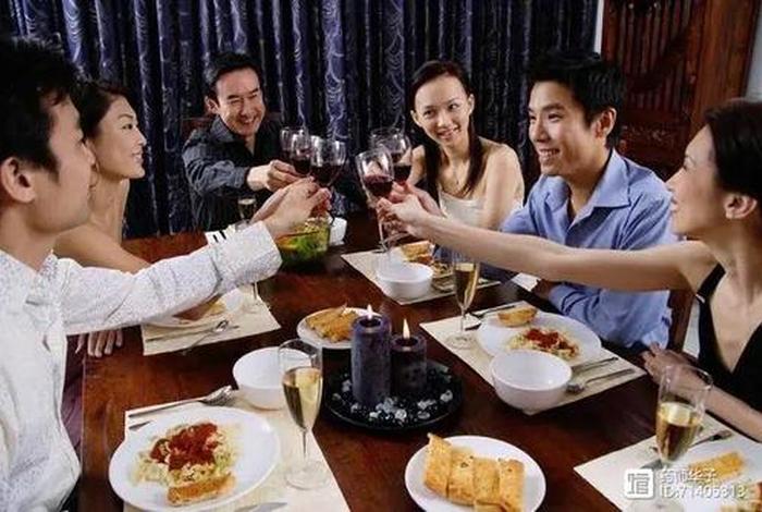 吃饭时能看吗；吃饭的时候能看手机和电视吗