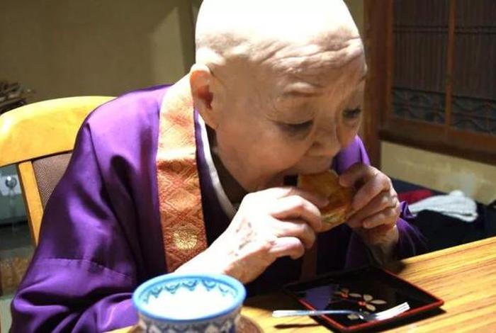尼姑只能吃斋吗；现在尼姑可以吃肉吗