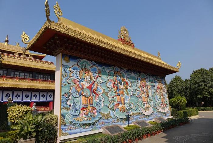 藏传佛教建筑装饰（藏传佛教的建筑装饰特点）