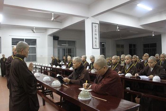 佛学院课程有哪些；佛学院功课