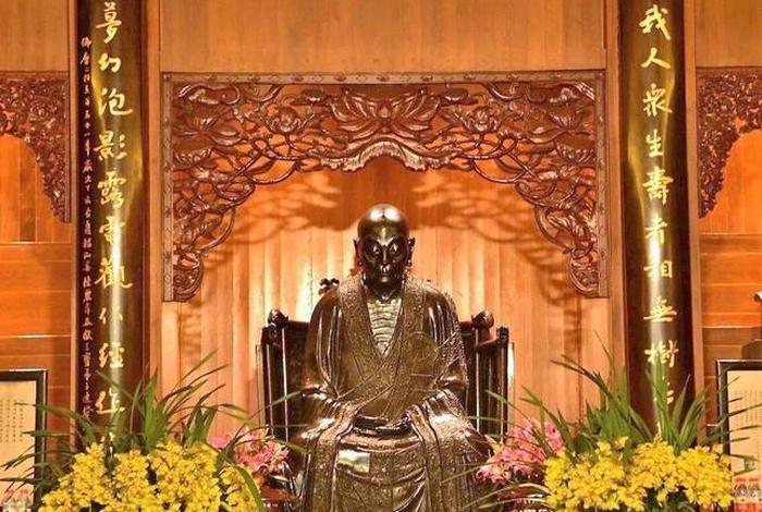 佛教中,禅宗六祖慧能的核心思想观点是什么（禅宗六祖慧能的偈子是）