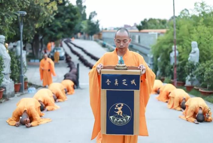 福建佛教大师 福建佛教大师三步一拜到