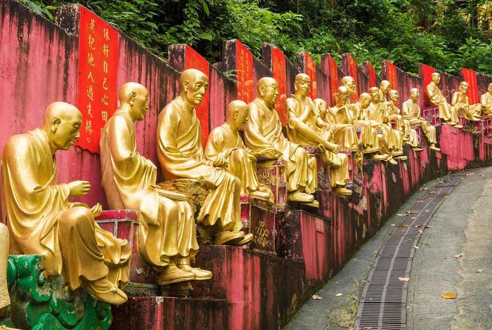 峨眉山佛教文化博大精深、峨眉山以其优美的自然风光,悠久的佛教文化
