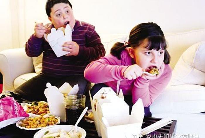 吃饭的时候是不是能看；吃饭的时候能看电视吗？