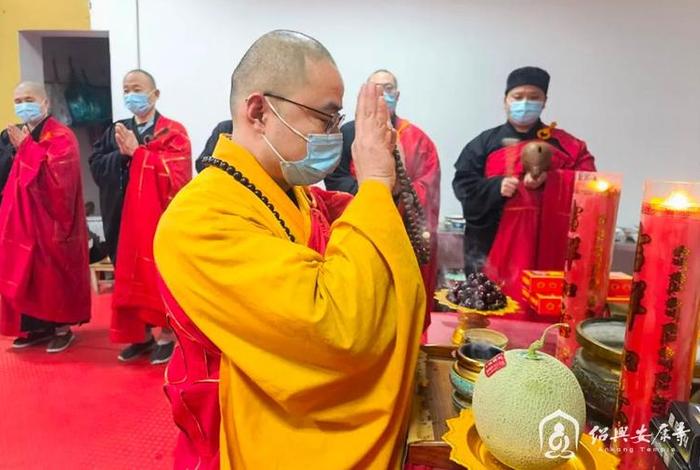 监斋菩萨唱赞 老人领取养老金拍照