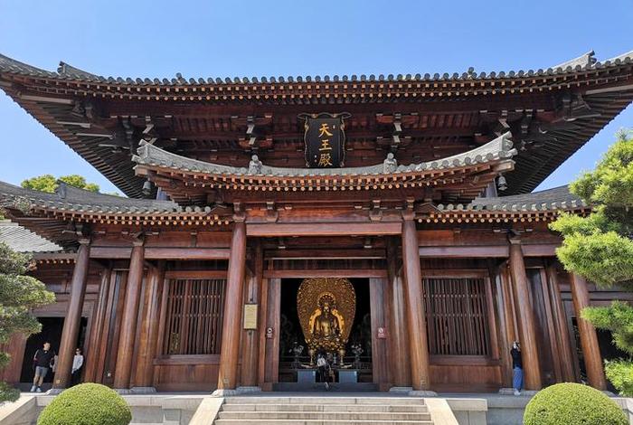 天王殿是佛寺中的基本殿堂大殿正面多供奉的是（佛寺天王殿主要供奉）