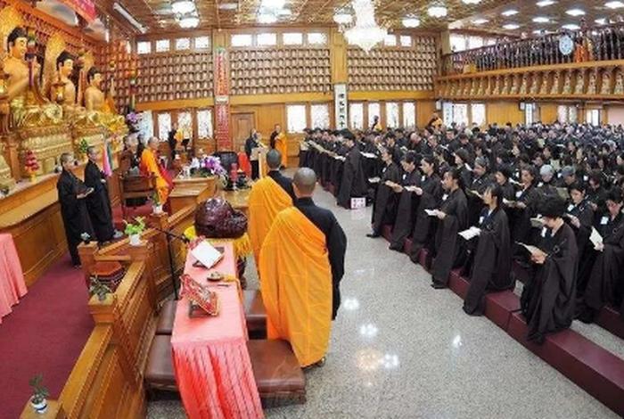 在家居士修行八法；在家居士在修行中的正确位置