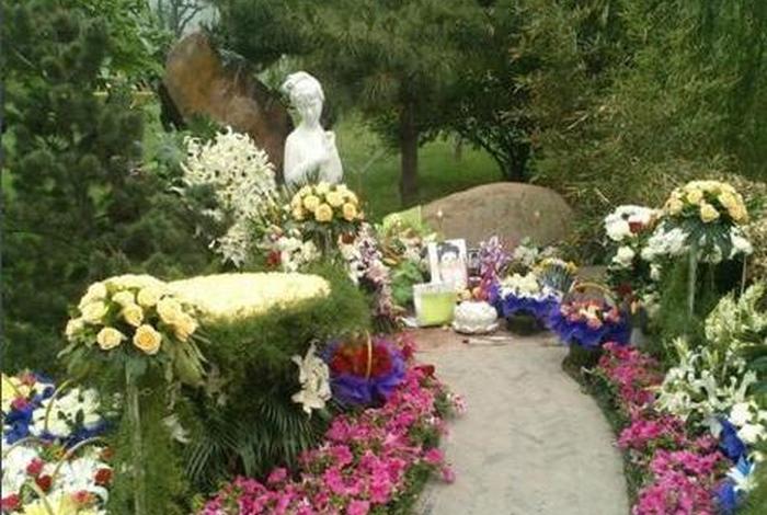 墓前放什么雕像（墓前放什么花好）