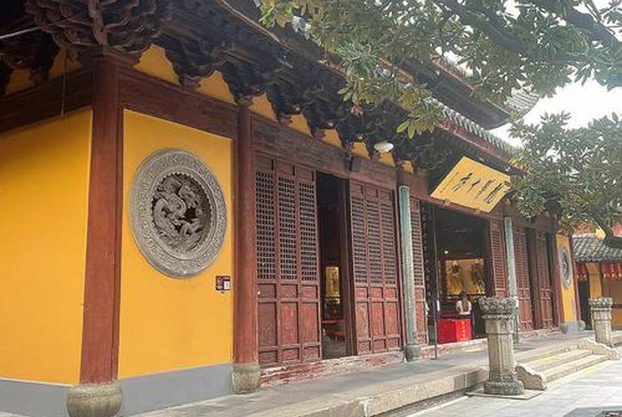 去寺庙学佛要钱吗（去寺庙要什么学历）