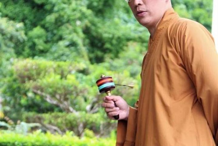佛教法师讲可不可以说通俗易懂；讲佛法能收费吗