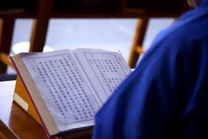 躺床上可以看佛教书吗 - 躺床上可以看经书吗