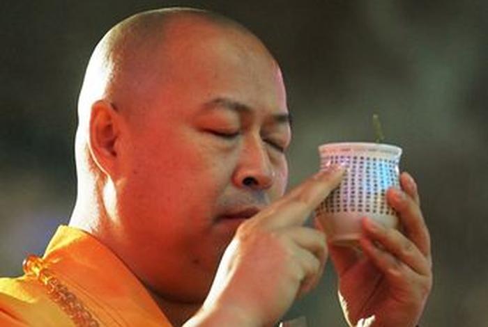 藏传佛教早上上香撒酒（藏传佛教上香日期）