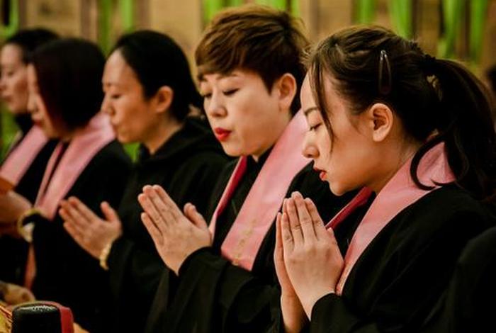 梦见师父给我们讲佛法、学佛人梦见师父们在做佛事