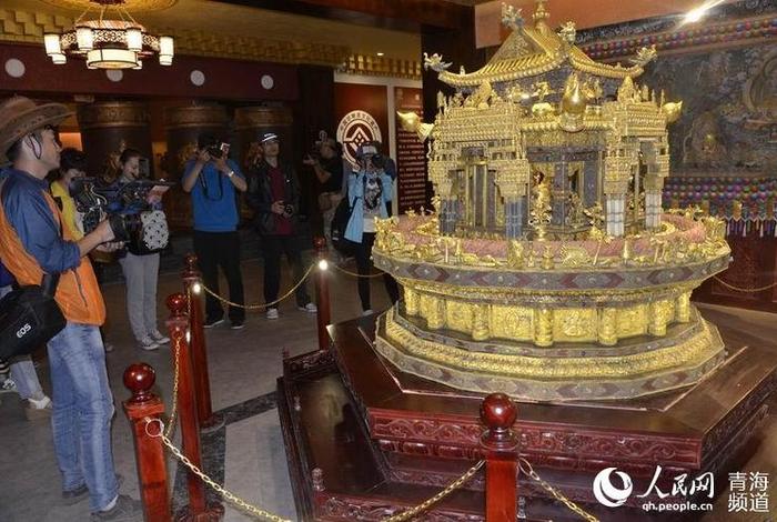 藏传佛教格鲁派讲法视频；藏传佛教格鲁派是什么意思