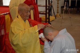 可以坐在床上看佛经吗，可以坐在床上念佛号吗