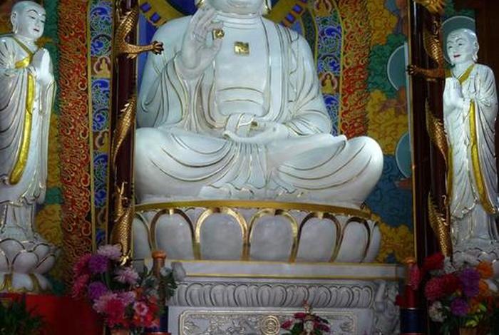 佛教寺庙一般供奉哪些神仙；佛寺里供奉的各种佛