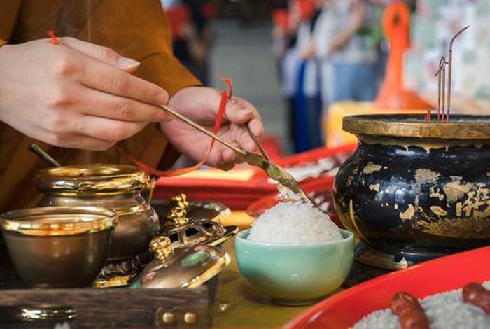 佛教施食的正确方法；佛教施食的正确方法是什么