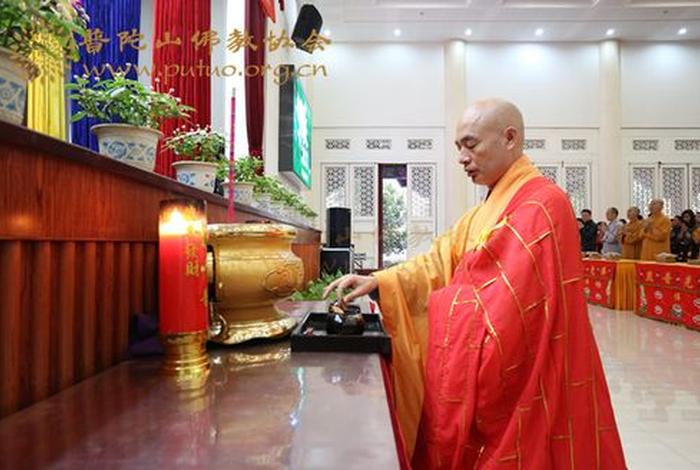 佛教法师讲可不可以说通俗易懂；讲佛法能收费吗