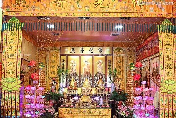 佛堂里睡觉；佛堂睡觉的地方